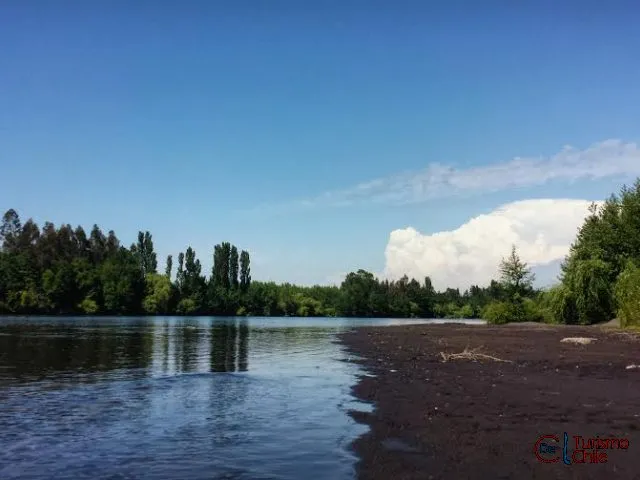 Vista panorámica del río Laja con playa de arena oscura