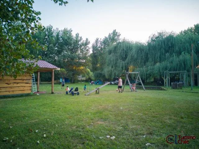Área de juegos infantiles con columpios en el Camping El Girasol